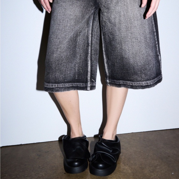 AZALEA WANG Black Vegan Leather Ruched Flats - Picture 3 of 6